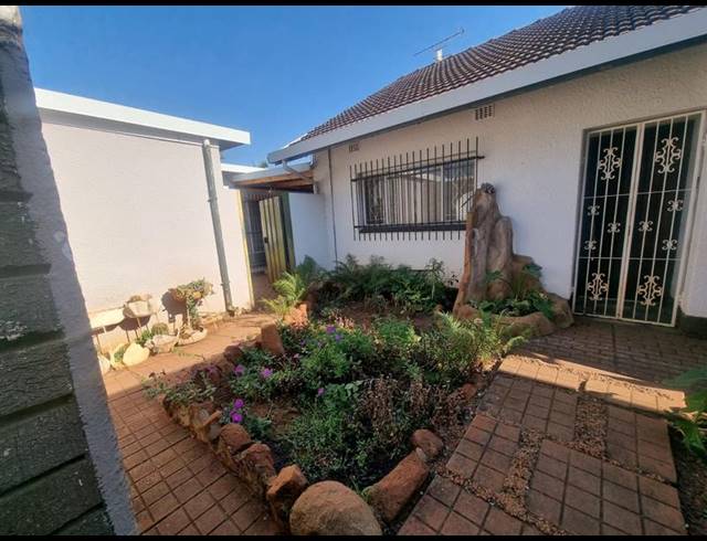 4 BEDROOM HOUSE FOR SALE IN SINOVILLE